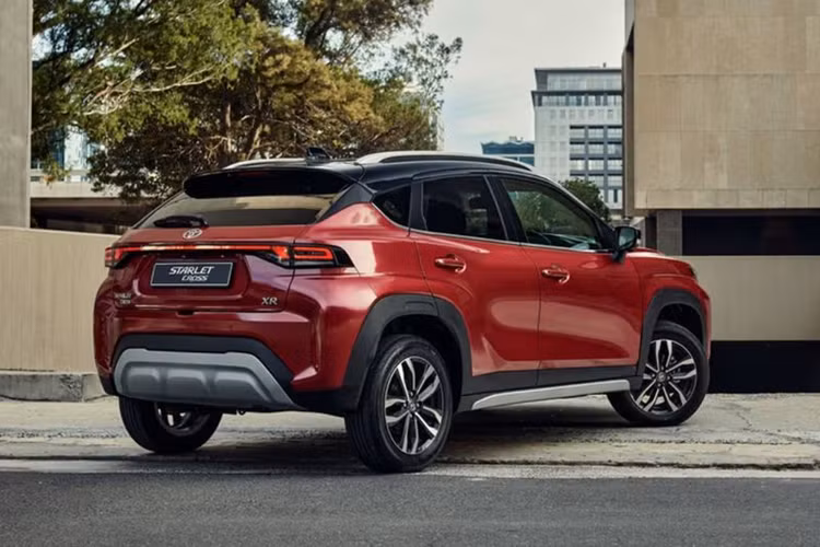 Ở bên trong, Toyota Starlet Cross 2024 được trang bị màn hình cảm ứng giải trí 9 inch, hỗ trợ kết nối không dây Apple CarPlay và Android Auto. Cụm đồng hồ analog sau vô-lăng. Ngoài ra, mẫu CUV này còn trang bị camera 360, điều hòa tự động, sạc không dây, màn hình kính lái HUD.