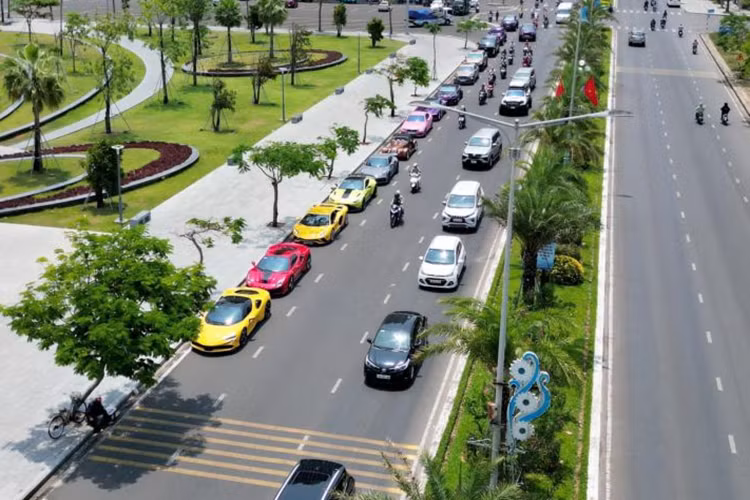 Để có thể ra biển số, lăn bánh tại Việt Nam, ước tính chủ xe phải bỏ ra số tiền từ 120 - 250 tỷ đồng. Trước khi xuất hiện tại Nha Trang, chiếc Koenigsegg Regera này đã có khoảng gần 2 năm xuất ngoại để sửa chữa với chi phí lên tới gần 365.627 USD (hơn 8,9 tỷ đồng).