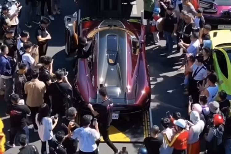Cũng giống như lần diễu hành ở Hà Nội 2 năm trước, bên hông chiếc Koenigsegg Regera tại Nha Trang được dán decal sự kiện khai trương. Trong suốt buổi diễu hành, chiếc megacar của doanh nhân Quận 12 luôn là tâm điểm khi được người dân bu kín.