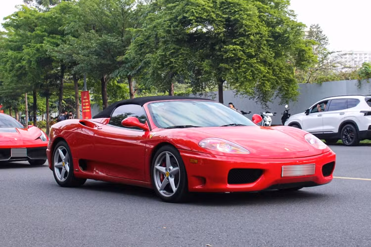 Động cơ trên Ferrari 360 Spider sẽ kết hợp cùng hộp số 6 cấp F1, nhờ đó, siêu xe mui trần của Ferrari 360 Modena sẽ chỉ mất thời gian 4,5 giây để tăng tốc từ vị trí xuất phát lên 100 km/h trước khi đạt vận tốc tối đa 288 km/h. Mức giá xe Ferrari 360 Spider đã qua sử dụng tại Việt Nam khoảng hơn 3,2 tỷ đồng.
