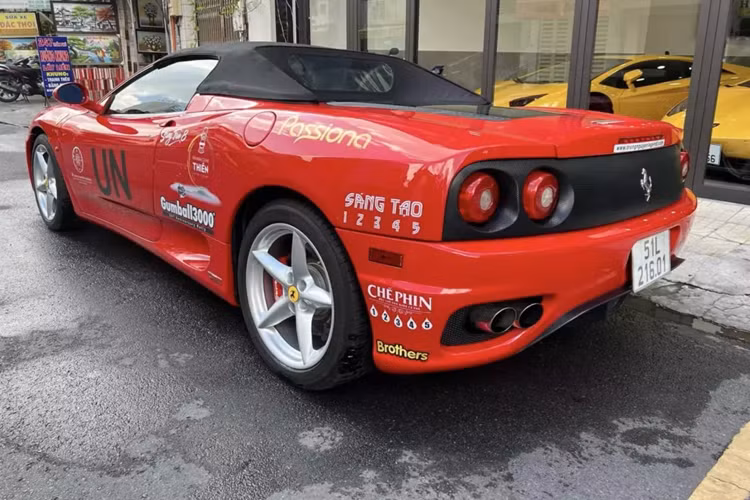 Ferrari 360 Spider đã được ra mắt tại Geneva Motor Show vào năm 2000 và nhanh chóng khiến các tay chơi trên thế giới mê mẫn với các đường nét thiết kế đẹp mắt, đầy lôi cuốn, hãng đã mang vào cho 360 Spider 1 chiếc mui mềm, có thể đóng hoặc mở trong thời gian gần 20 giây, quá trình thực hiện này chỉ thông qua 1 nút bấm.