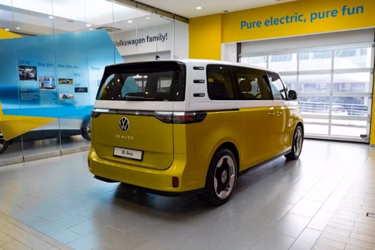 Volkswagen ID. Buzz có cửa trượt tự động giúp hành khách ở hàng ghế thứ 2 và 3 có thể lên xuống dễ dàng. VW ID. Buzz sở hữu rất nhiều trang bị hiện đại, bao gồm đèn pha LED ma trận và cửa trượt điện. 