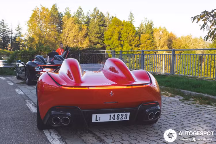 Trong sự kiện Capital Markets Day tổ chức vào tháng 9 năm 2018 ở nhà máy Maranello, Ý, hãng Ferrari đã gây bất ngờ khi vén màn cặp đôi siêu xe phiên bản đặc biệt mang tên Monza SP1 và SP2. Điều thú vị là chỉ có đúng 499 chiếc Ferrari Monza SP1 và SP2 được sản xuất.