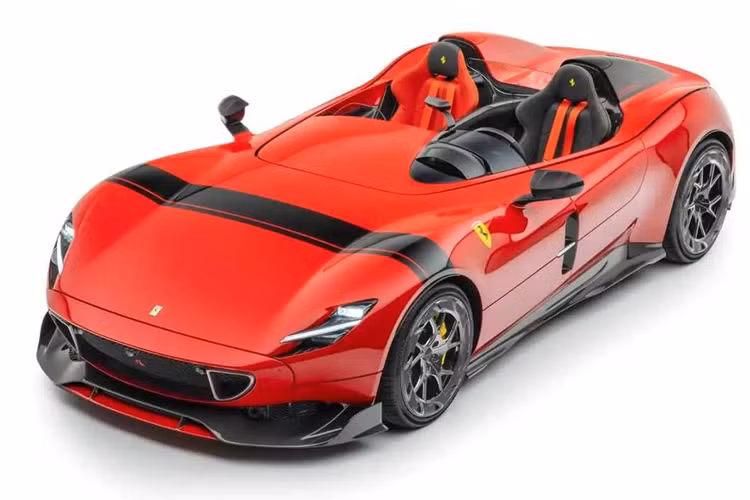 Tuy mang hình dáng cổ điển nhưng "xác xe" của chiếc Ferrari Monza SP2 và động cơ V12, dung tích 6.5 lít lại đến từ mẫu xe hiện đại Ferrari 812 Superfast.