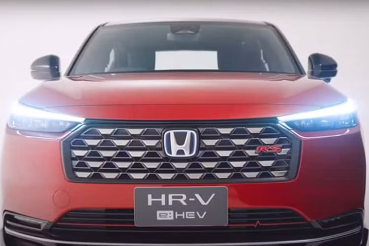Về truyền động, dự kiến, Honda HR-V 2025 sẽ được trang bị hệ truyền động hybrid mới là sự kết hợp của máy xăng Atkinson Cycle 1.5L với mô-tơ điện cho công suất tổng cộng là 131 mã lực và 253 Nm mô-men xoắn