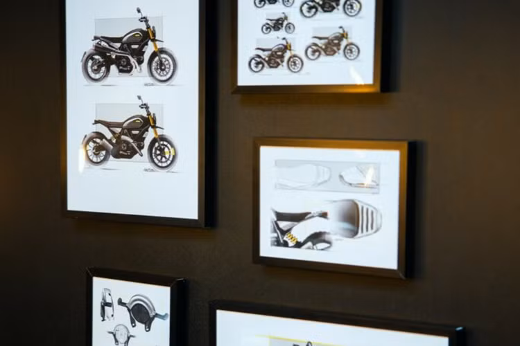RR24I được trang bị bộ bánh xe độc đáo với lốp Pirelli Scorpion Rally bám đường và có tấm chắn bùn nổi bật ở phía trước.