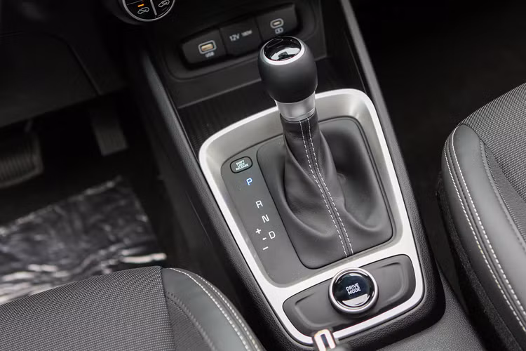 Trong tháng 5/2024 vừa qua, mẫu xe này đạt doanh số 295 xe, tăng trưởng 8,9%, nhưng vẫn bán kém Toyota Raize và Kia Sonet. Hyundai Venue là mẫu xe hội tụ nhiều ưu điểm như thiết kế bắt mắt, gợi liên tưởng đến SUV cỡ lớn Palisade, trang bị vừa đủ và động cơ mạnh mẽ trong phân khúc.
