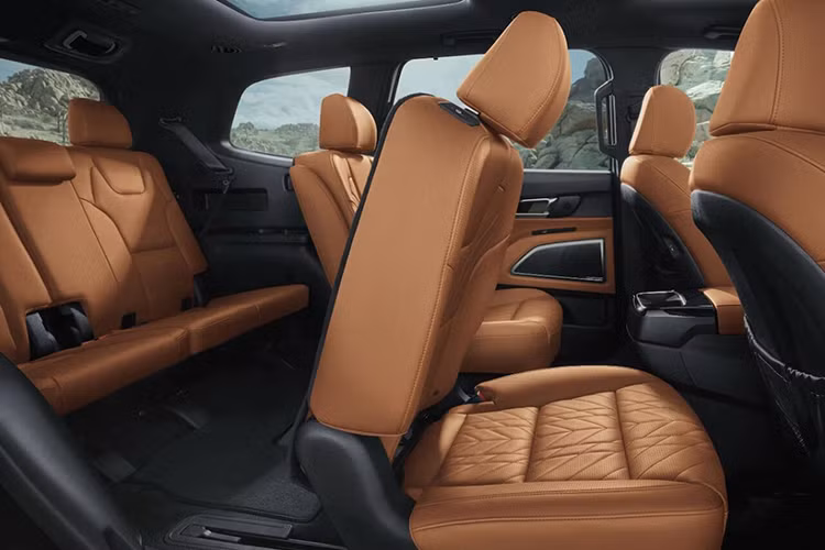 Các trang bị đáng chú ý khác như hỗ trợ đèn pha, hỗ trợ lái xe trên cao tốc, hệ thống kiểm soát hành trình thông minh, hỗ trợ tránh va chạm với phương tiện cắt ngang khi lùi, cảnh báo phương tiện đang đến khi mở cửa, cảnh báo còn hành khách trên ghế sau,...