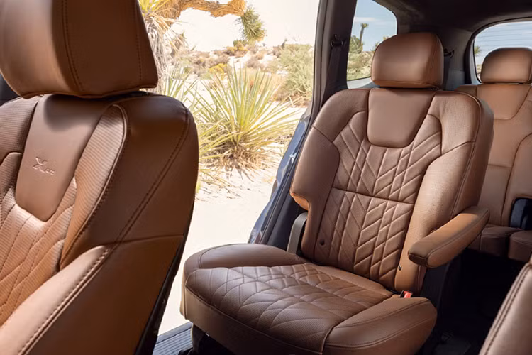 Về động cơ, Kia Telluride 2024 vẫn sử dụng động cơ xăng V6, dung tích 3.8L như cũ, khối động cơ này tạo ra công suất 291 mã lực và mô-men xoắn cực đại 355 Nm, đi kèm với hộp số tự động 8 cấp. Hệ dẫn động cầu trước tiêu chuẩn FWD hoặc hệ dẫn động 4 bánh toàn thời gian AWD tùy chọn.