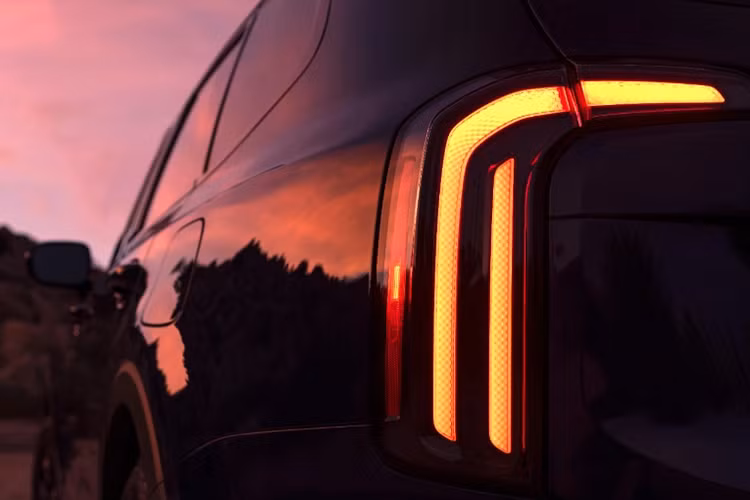 Về ngoại hình, Kia Telluride 2024 sở hữu đèn chạy ban ngày màu hổ phách mới. Ngoài ra, các biến thể tập trung vào khả năng off-road như Telluride X-Line và X-Pro thay đổi các điểm nhấn kim loại tối màu bằng các chi tiết trang trí màu đen bóng trên cản, cửa, viền lưới tản nhiệt và viền đèn pha.