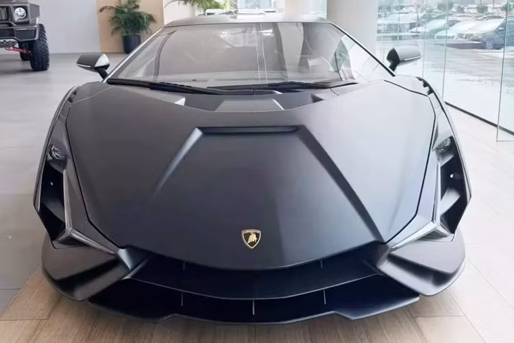 Về nội thất, mẫu Lamborghini Sian FKP 37 sở hữu khoang cabin hiện đại với màn hình trung tâm cảm ứng dạng dọc và bảng đồng hồ taplo kỹ thuật số có thể thay đổi giao diện theo ý muốn người lái. Toàn bộ ghế ngồi trên xe đều được bọc Alcantara và da cao cấp màu đen Nero Cosmos.