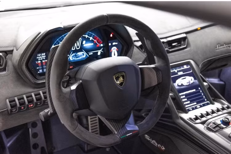 Được biết, toàn bộ phần thân vỏ mẫu Lamborghini Sian đều được làm từ sợi carbon. Chiếc xe đại gia Hoàng Kim Khánh chuẩn bị tậu có ngoại thất màu đen mờ Nero Pulso, toàn bộ phần thân vỏ của xe đều được làm từ sợi carbon. Đầu xe gây ấn tượng với cụm đèn pha LED hình chữ Y được lấy cảm hứng từ mẫu concept Terzo Millennio.