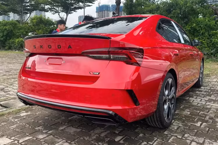 Nằm bên dưới nắp ca-pô của Skoda Octavia RS mới về Việt Nam là động cơ xăng 4 xi-lanh, tăng áp, dung tích 2.0L với công suất tối đa tăng lên 261 mã lực và mô-men xoắn cực đại 370 Nm.