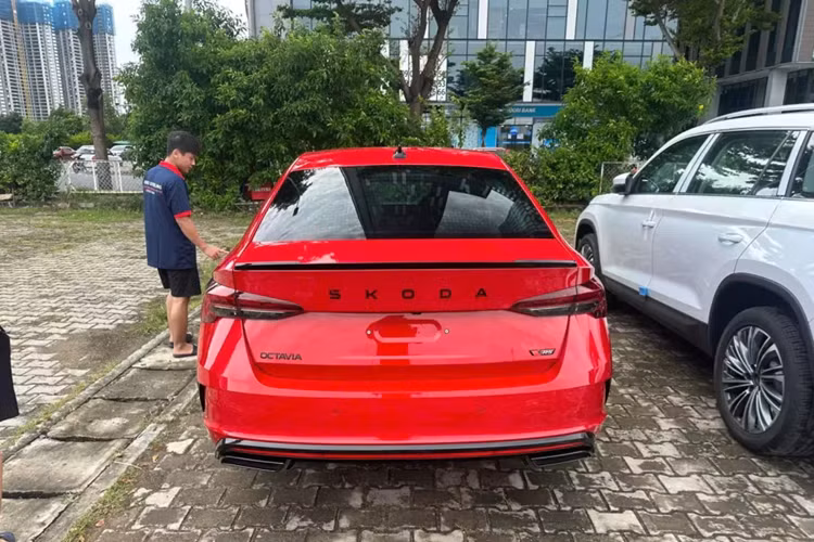 Đây là động cơ hiện đang được dùng cho Volkswagen Golf GTI. Động cơ kết hợp cùng hộp số tự động ly hợp kép DSG 7 cấp, hệ dẫn động cầu trước và khóa vi sai chống trượt điều khiển điện tử.