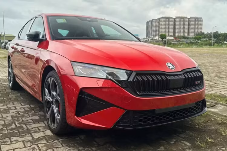 Thương hiệu Skoda của Cộng hòa Séc đã xác nhận sẽ lần đầu tham dự triển lãm VMS 2024 và trong ngày hôm nay, 23/10/2024, họ sẽ cho trưng bày rất nhiều sản phẩm hấp dẫn. Đáng chú ý, một trong các nhân tố nổi bật nhất chính là Skoda Octavia 2025 mới, mẫu sedan hạng sang cỡ C.