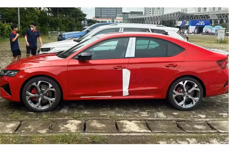Bên trong xe, Skoda Octavia bản nâng cấp mới nhất đã tạo ấn tượng với bảng đồng hồ kỹ thuật số và màn hình cảm ứng trung tâm tiêu chuẩn đều có kích thước 10 inch. Nếu chi thêm tiền, khách hàng có thể trang bị màn hình cảm ứng trung tâm 13 inch cho xe.