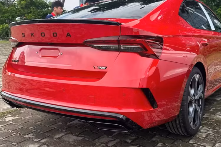 Skoda Octavia 2025 bản RS tạo sự khác biệt bằng cản trước/sau hầm hố hơn, khe gió hình tam giác trên đầu xe và 2 ống xả phía sau. Hệ thống treo thể thao giúp bản RS sở hữu khoảng sáng gầm thấp hơn 15 mm so với các bản còn lại.