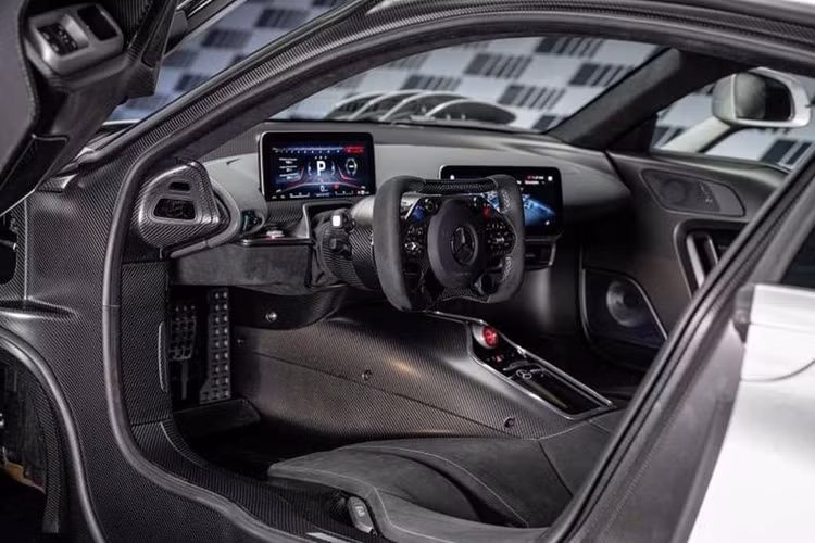 Bên trong cabin, siêu xe Mercedes-AMG One được thiết kế rất đặc biệt. Đầu tiên là ghế ngồi được đặt rất thấp để 2 chân người lái duỗi thẳng nhằm tạo tư thế thoải mái nhất khi lái xe ở tốc độ cao. Tiếp đến là vô lăng kiểu xe đua F1 hình chữ nhật, với hai màn hình kỹ thuật số 10 inch.