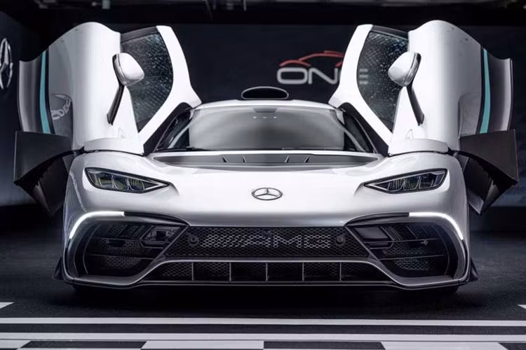 One là một trong những siêu xe đặc biệt nhất của AMG khi nó được trực tiếp phát triển trên nền tảng những mẫu xe F1 của Mercedes-Benz. Theo đó, khung gầm của Mercedes-AMG One được thiết kế liền khối nhằm tăng khả năng chịu lực.