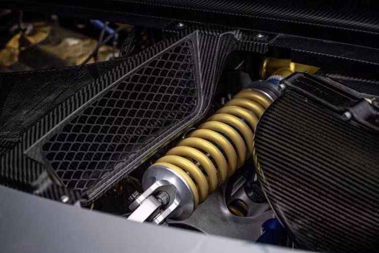 Tấm che khoang động cơ bằng sợi carbon có thể tháo rời được, tích hợp công nghệ thiết kế khe gió NACA đặc trưng của ngành hàng không. Hệ thống treo có 3 chế độ tùy chỉnh là Comfort, Sport hoặc Sport+.
