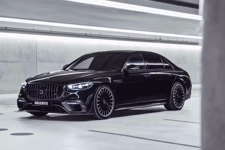 Ở trạng thái nguyên bản, Mercedes-AMG S 63 E Performance mới được trang bị động cơ plug-in hybrid với máy xăng V8 4.0L đi kèm mô-tơ điện, cho tổng công suất lên tới 802 mã lực và mô-men xoắn cực đại 1.430 Nm.