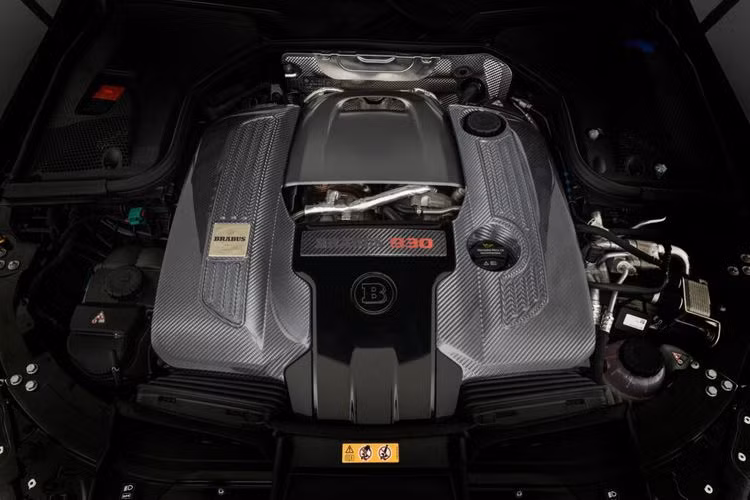 Theo hãng độ Đức, Brabus 930 có khả năng tăng tốc từ 0-100 km/h trong 3,2 giây, nhanh hơn 0,1 giây so với nguyên bản, trong khi tốc độ tối đa vẫn được giới hạn điện tử ở 290 km/h.