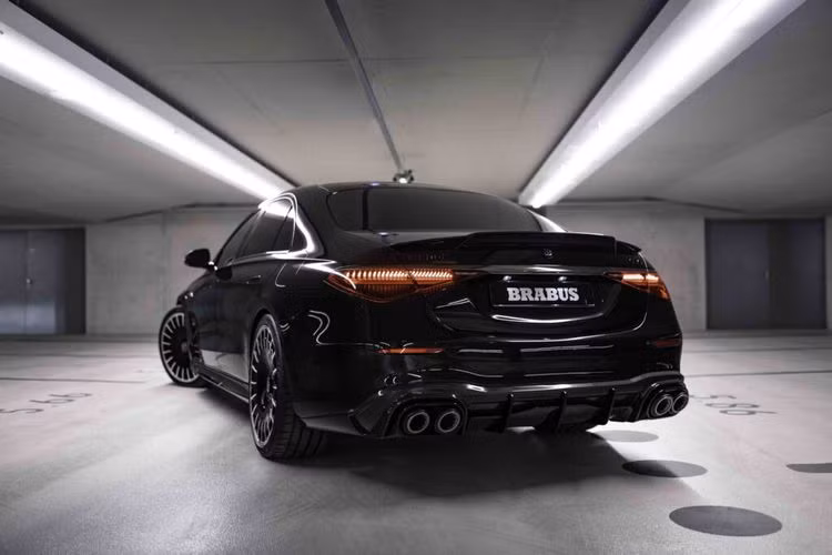 Mức giá xe Brabus S63 có giá là 405.000 euro (442.855 USD - khoảng 11 tỷ đồng) tại Đức. Đây là con số cao gần gấp đôi so với giá khởi điểm của một chiếc Mercedes-AMG S63 E Performance tiêu chuẩn, hiện được niêm yết với giá 208.393 Euro (227.978 USD - khoảng 5,6 tỷ đồng).