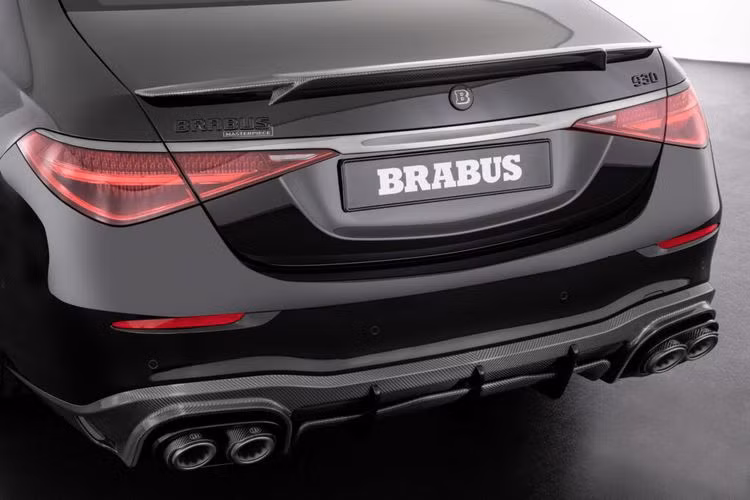 Ở bên ngoài, Brabus 930 được trang bị bộ bodykit carbon bao gồm ốp cản trước, khe gió hai bên, lưới tản nhiệt mới tích hợp cửa hút gió “RamAir”, ốp sườn, cánh lướt gió và cản sau.