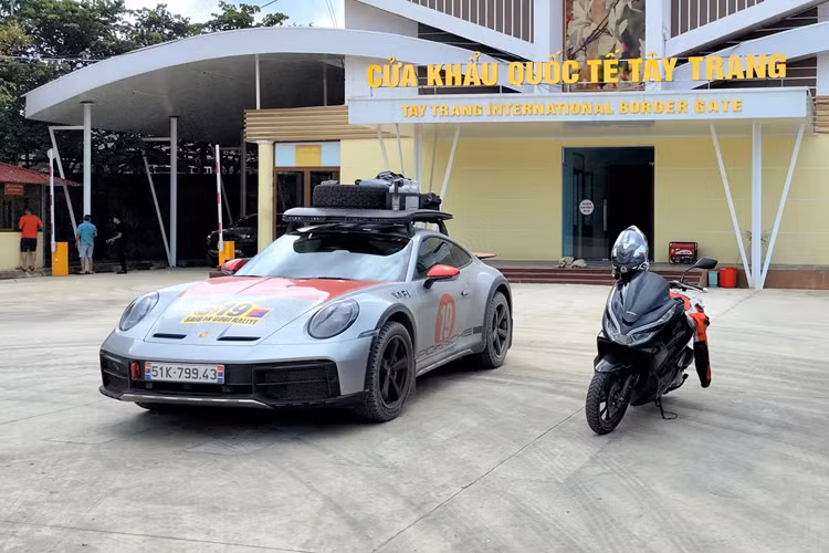Lúc này, nhiều người thật sự tò mò vì sao chủ xe Porsche 911 Dakar 2023 đầu tiên về Việt Nam, chọn biển số của tỉnh Phú Thọ, không để mọi người chờ lâu, đầu số của tỉnh Phú Thọ là 19, chính là ngày sinh của anh Hoàng Anh, tiếp đến là chữ cái A, có thể hiểu là viết tắt của April, tức là tháng tư, là tháng sinh của anh, như vậy, 19A có thể dịch ra là 1904.