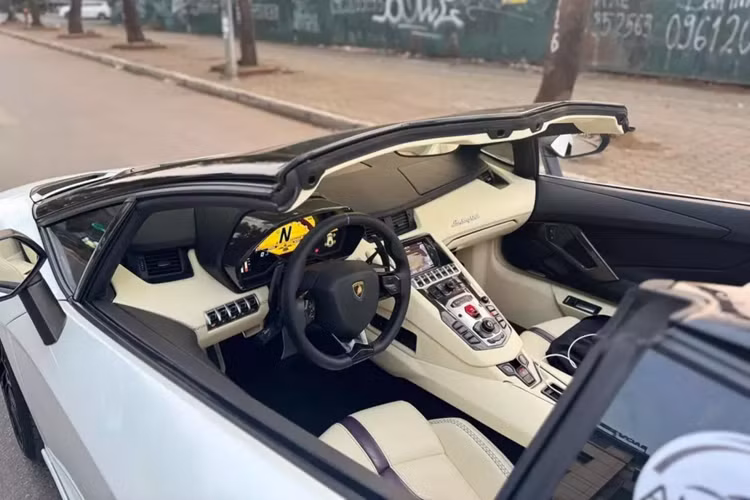 Với mức giá xe Lamborghini Aventador LP700-4 Roadster cũ rao bán 1 7 tỷ đồng, khách hàng sẽ mang về garage 1 chiếc Aventador LP700-4 mui trần có màu trắng, đi kèm mâm độ và nội thất thay đổi khá nhiều. Cụ thể, chiếc xe Lamborghini Aventador LP700-4 Roadster này hiện mang màu trắng, kết hợp mui màu đen và bộ mâm độ đa chấu kép.