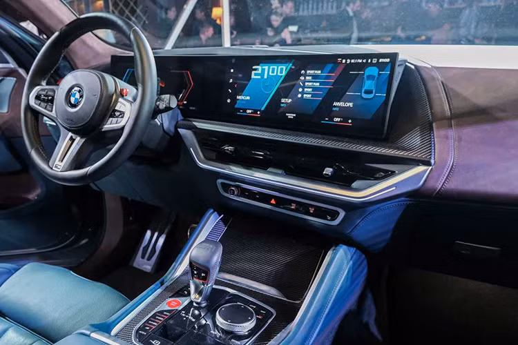 Do đó, dù là mẫu xe SUV có sức mạnh hàng đầu của BMW (644 mã lực bản thường và 748 mã lực bản Red), nhưng XM phải mất 4,1 giây để có thể tăng tốc 0-100km/h. Thông số này thua những mẫu nhãn "M" khác của hãng có giá rẻ hơn nhiều.