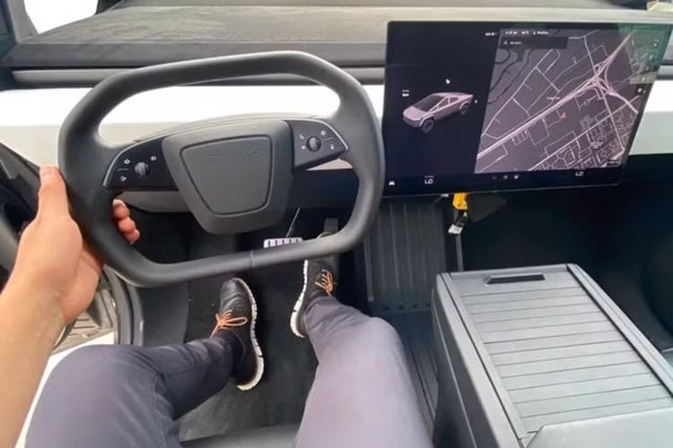 Tuy nhiên, với Tesla Cybertruck, không ai có thể nói trước các vùng hấp thụ xung lực có được phát triển đúng cách hay không khi thân xe được làm từ vật liệu quá chắc chắn. Khi gặp va chạm, rất có thể thân xe không hoặc ít biến dạng khiến lực tác động tiếp tục truyền thẳng vào cabin và tới hành khách bên trong.