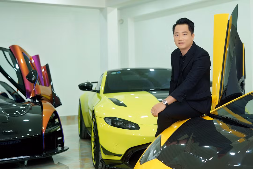 Như vậy, trong các thương hiệu xe mà tay chơi siêu xe đình đám Việt Nam này sở hữu đã lâu hiện chỉ còn hãng siêu xe là Lamborghini và xe thể thao hạng sang Aston Martin là đang lẻ loi với 1 đại diện góp mặt là Aventador S LP740-4 và V8 Vantage xuất hiện.