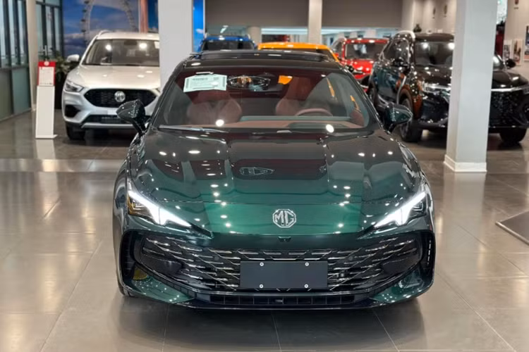 Mẫu xe sedan MG7 tại Việt Nam này sở hữu kích thước dài x rộng x cao lần lượt là 4.884 x 1.889 x 1.447 mm và chiều dài cơ sở 2.778 mm. MG7 mang dáng dấp thể thao, khỏe khoắn nhưng cũng không kém phần hiện đại.