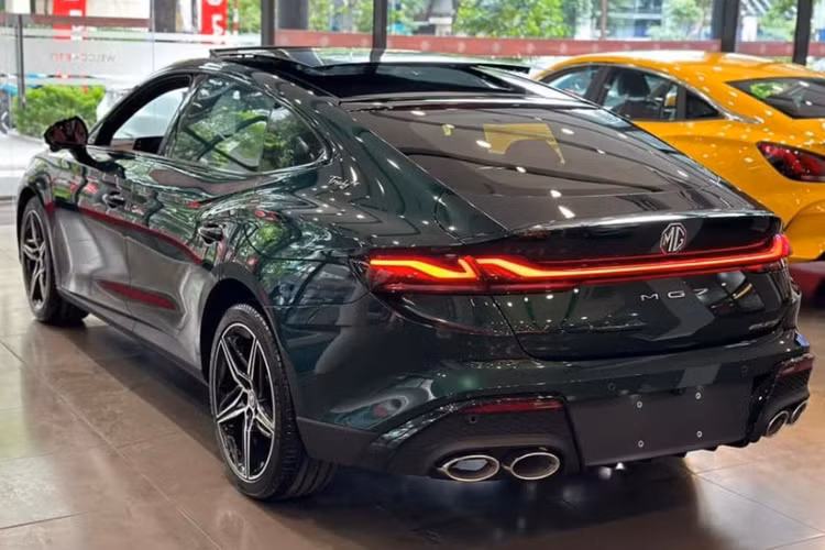 Ở cả hai phiên bản, xe đều được trang bị 4 chế độ lái gồm Normal, Eco, Sport và X-MODE. Về trang bị an toàn, MG7 sở hữu hàng loạt các tính năng hỗ trợ lái như: camera 360 độ, hệ thống kiểm soát hành trình thích ứng, hỗ trợ chuyển làn đường, hỗ trợ lái thông minh Navigation Guided Pilot, đỗ xe tự động và đỗ xe điều khiển từ xa.