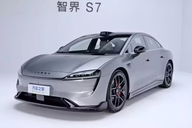 Khả năng tăng tốc từ 0 - 100 km/h là 3,3 giây. Phiên bản động cơ đơn có công suất tối đa là 215 kW (288 mã lực), thời gian tăng tốc từ 0 - 100 km/h là 5,4 giây và phạm vi hoạt động là 855 km (với bộ pin lithium ba thành phần 100 kWh).
