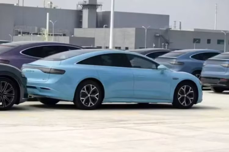 Ngoại thất của Luxeed S7 mới tiếp tục thiết kế của mẫu xe hiện tại, với mặt trước khép kín và đèn pha thanh mảnh, tay nắm cửa ẩn và đèn hậu dạng xuyên thấu. Một số mẫu xe được hiển thị trong hình ảnh chính thức vẫn tiếp tục được trang bị lidar trên nóc xe.