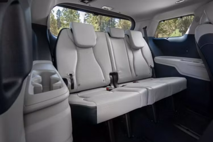 Về trang bị an toàn, Kia Carnival 2025 được bổ sung thêm một số tính năng như hỗ trợ lái trên đường cao tốc cấp độ 2 (Highway Driving Assist), màn hình quan sát điểm mù. Cung cấp sức mạnh cho Kia Carnival 2025 sẽ là hai tùy chọn động cơ. 