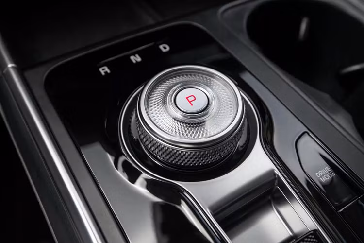 Thứ nhất là bản dùng động cơ đốt trong sẽ được trang bị động cơ xăng 3.5 V6 cho công suất tối đa 287 mã lực và mô-men xoắn cực đại 352 Nm, đi kèm hộp số tự động 8 cấp. Mức tiêu thụ nhiên liệu khoảng 11,2 lít/100 km trên đường hỗn hợp, theo công bố của Kia.