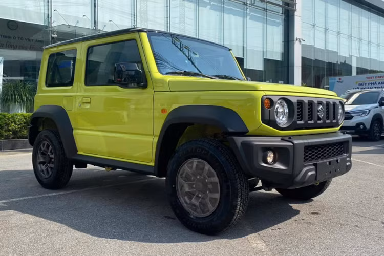 Thiết kế hình khối của Jimny chính là điểm nhấn độc đáo cho phân khúc SUV tại Việt Nam mà chưa một mẫu xe nào sở hữu, tạo ra một sự lựa chọn khác biệt cho người tiêu dùng, vừa mạnh mẽ, cá tính nhưng vô cùng thực dụng, phù hợp cho những khách hàng đam mê trải nghiệm Off-road và chinh phục nhiều địa hình.
