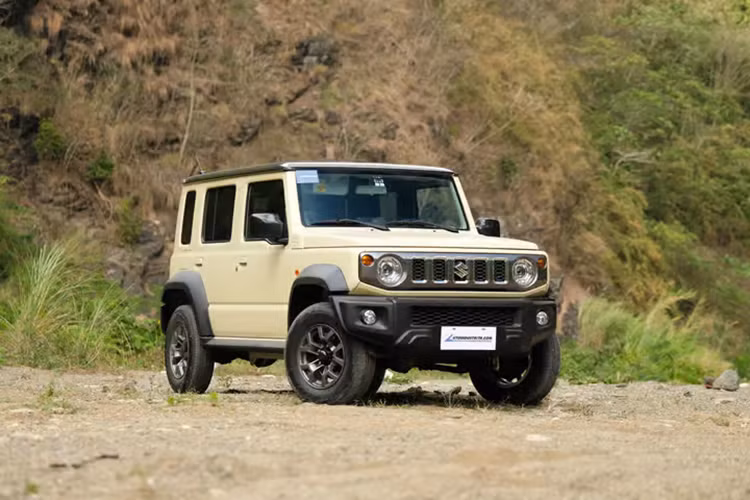 Cung cấp sức mạnh cho Suzuki Jimny tại Việt Nam là động cơ xăng hút khí tự nhiên 1.5L 4 xi-lanh cho ra công suất tối đa 101 mã lực và 130 Nm mô-men xoắn.