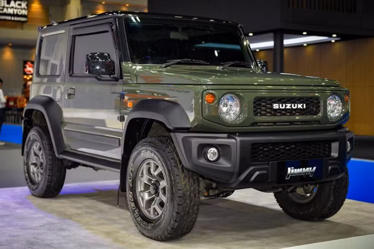 Đáng chú ý, Suzuki Jimny có lẽ là mẫu xe duy nhất trong phân khúc gầm cao cỡ nhỏ được trang bị hệ dẫn động hai cầu, khóa vi sai, nhiều chế độ gài cầu và đi kèm hộp số sàn 5 cấp hoặc hộp số tự động 4 cấp.
