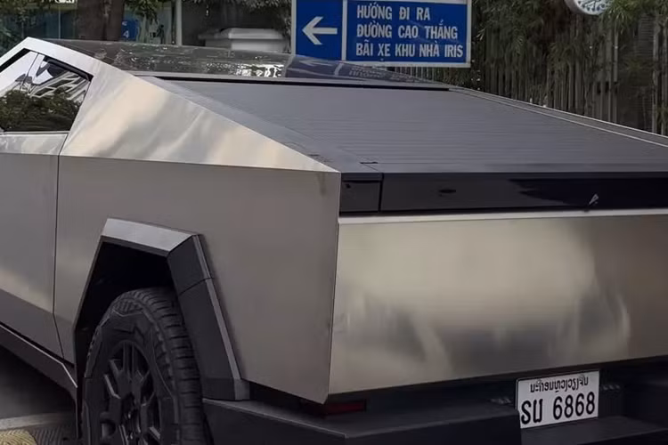 Tại thị trường Mỹ, giá xe Tesla Cybertruck 2024 dao động từ 60.990 - 99.990 USD cho 3 phiên bản. Theo kế hoạch, 2 phiên bản AWD và Cyberbeast sẽ có mặt trên thị trường trước. Đến năm 2025, hãng Tesla mới bắt đầu bán bản RWD ra thị trường. Xe về Việt Nam thuộc bản Cyberbeast, giá lăn bánh mang biển Lào có thể trên 6 tỷ đồng.