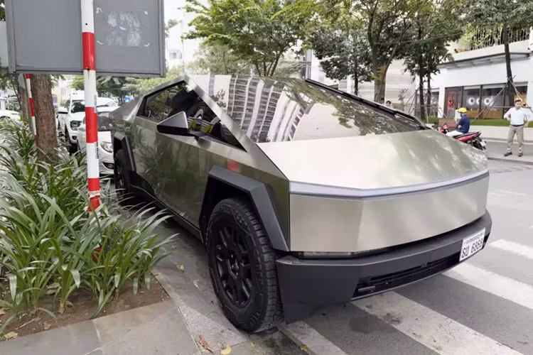 Mới đây, tại 1 con đường ở quận 10, TP HCM đã xuất hiện chiếc xe bán tải điện Tesla Cybertruck đỗ ở đây. Được biết, chiếc xe Tesla Cybertruck đầu tiên ở Việt Nam và được đưa về vào tháng 10/2024 vừa qua.
