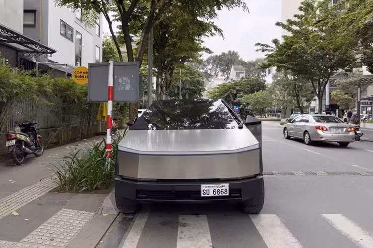 Dù chiếc xe Tesla Cybertruck lăn bánh ở Việt Nam mang biển kiểm soát của Lào, nhưng người trải nghiệm là 1 đại gia Việt. Chiếc xe luôn là tâm điểm của mọi sự chú ý khi xuất hiện trên đường phố, bởi thiết kế lạ mắt, chẳng khác gì "tấm tôn di động".