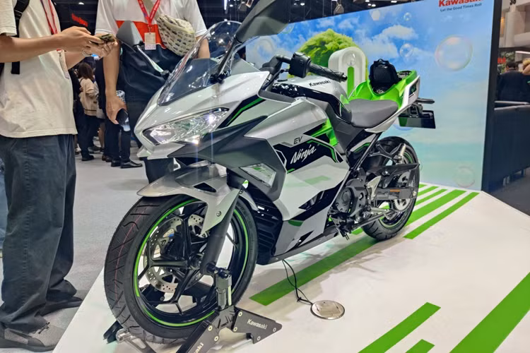 Về trang bị an toàn, bộ đôi xe điện có phanh đĩa đơn ở cả hai bánh và phanh ABS hai kênh, đi cùng cặp vành đúc 17 inch. Tại Mỹ, mức giá xe Kawasaki Ninja e-1 là 7.599 USD (giá quy đổi 187,3 triệu đồng), trong khi Z e-1 có giá là 7.299 USD (giá quy đổi 179,9 triệu đồng).