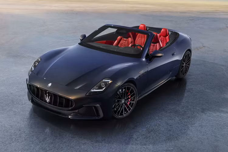 Hơn một năm sau khi giới thiệu mẫu xe thể thao đường trường GranTurismo thế hệ thứ 2 (tên mã M189), Maserati mới cho ra mắt tiếp biến thể mui trần GranCabrio. Tuy nhiên khác với bản mui cứng, Maserati GranCabrio 2024 mui trần có 3 cấu hình động cơ, lần này GranCabrio thế hệ 2 xuất hiện chỉ ở dạng Trofeo mạnh mẽ nhất.