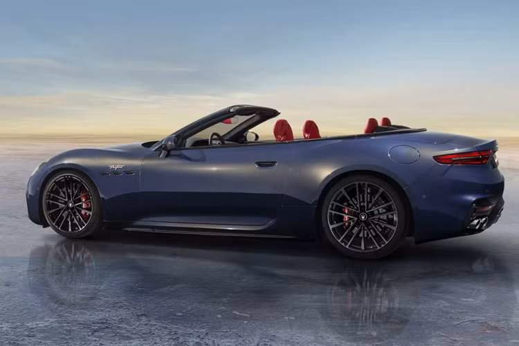 Điểm nhấn của Maserati GranCabrio 2024 mới là phần mui mềm làm từ vải, có thể đóng kín cabin xe trong vòng 14,1 giây và mở ra, xếp gọn lại phía sau lưng ghế trong 13,9 giây. Quá trình này có thể được thực hiện nếu xe di chuyển ở mức vận tốc 50 km/h trở xuống, thao tác điều khiển bằng nút bấm hoặc bằng cử chỉ.