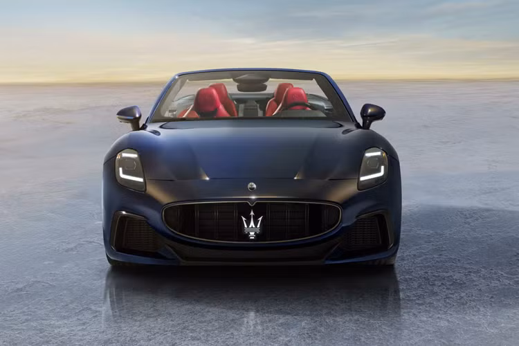 Hệ điều hành Maserati Intelligent Assist được phát triển dựa trên nhân Android nên hỗ trợ đầy đủ mọi công nghệ kết nối phổ biến hiện nay, bao gồm cả Android Auto và Apple CarPlay không dây. Dàn âm thanh cao cấp 19 loa 1.195 Watt của Sonus Faber cũng hiện diện. Cùng với đó là các công nghệ hỗ trợ người lái ADAS cung cấp khả năng tự lái cấp độ 2.