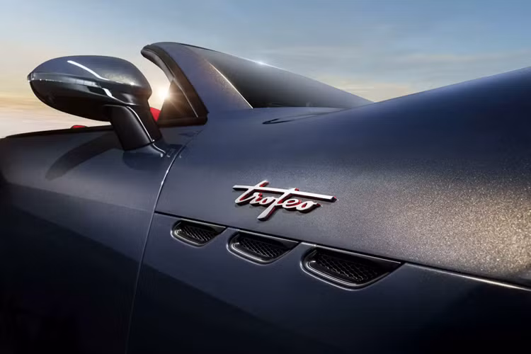 Maserati cung cấp cho khách hàng 5 lựa chọn màu sắc của chất liệu vải mui, bao gồm đen, xanh dương, xám, đỏ và một màu đặc biệt mà hãng xe Italia gọi là “greige”.